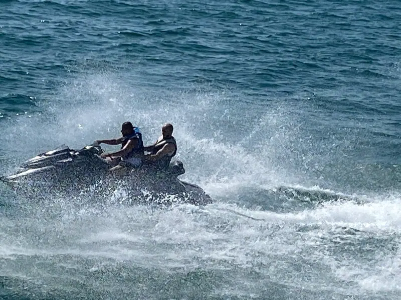 Aquabike : jet-ski en course sur l'eau (2024)