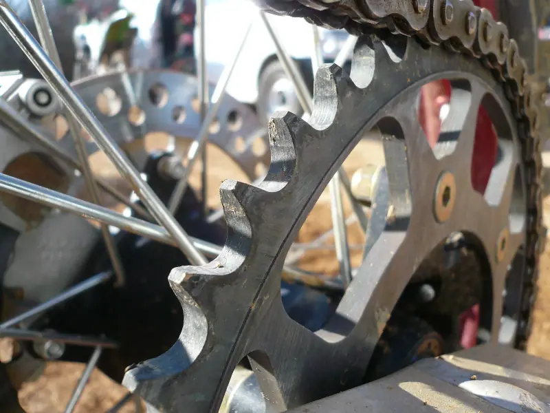 Couronne et chaîne d'une moto de motocross
