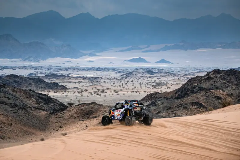 Rally-raid : auto tijdens een etappe (2022)