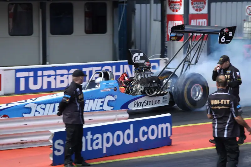Dragracing: Top Fuel-dragster tijdens een burnout voor de race