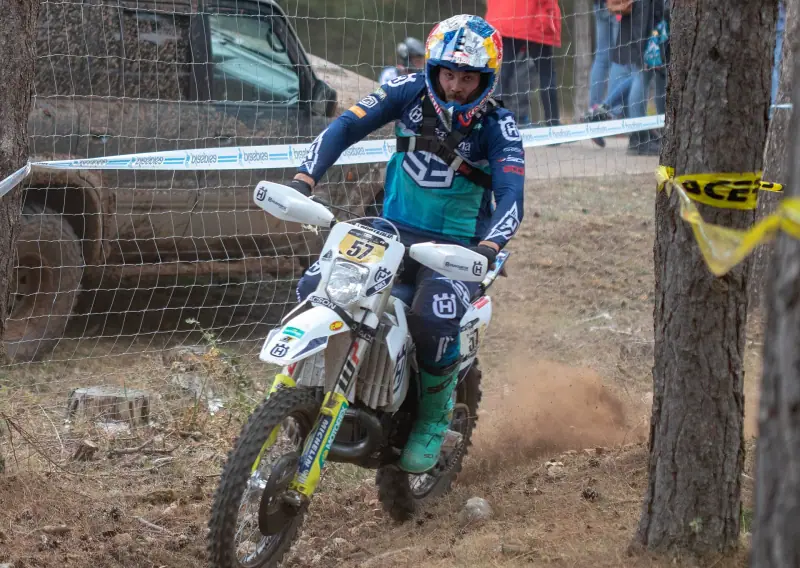 Enduro : Motorrad in voller Aktion (2023)