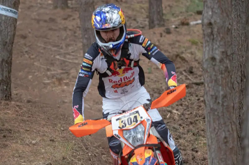 Enduro : bike in full action (2023)