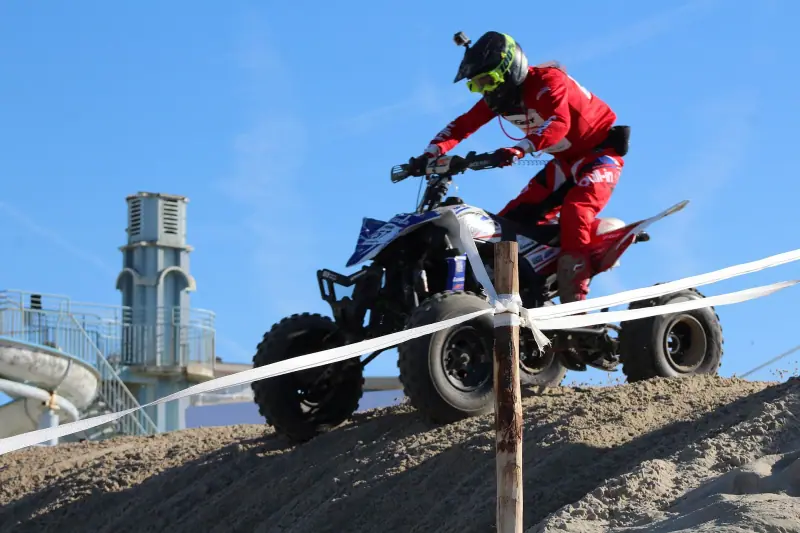 Quadrijder op de zandheuvels van de Enduropale in Le Touquet