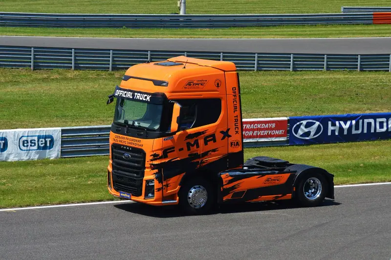 Truck Racing : camion en action sur la piste (2024)
