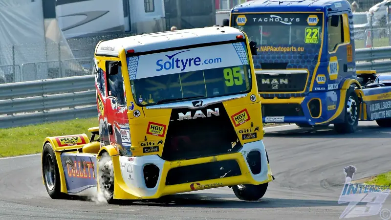 Truck Racing : camion en action sur la piste (2023)