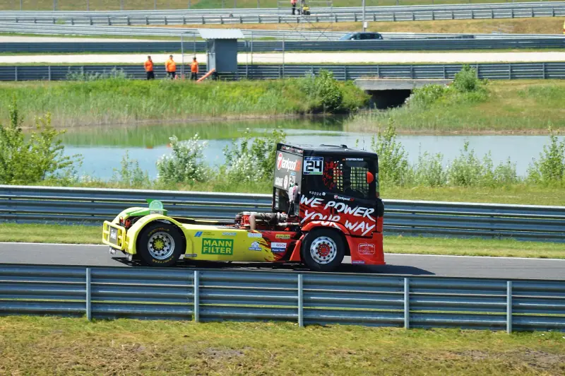 Camion de course du championnat d'Europe ETRC en piste au Slovakiaring