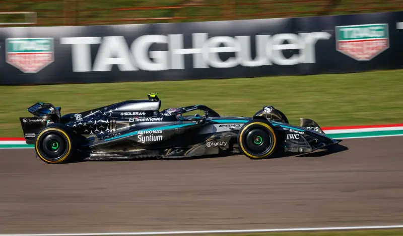 Mercedes F1 : single-seater in action on track (2025)
