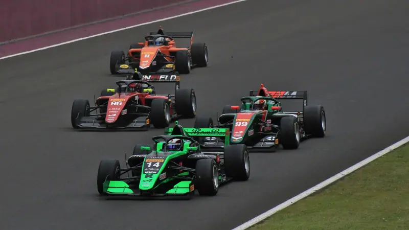 Formula 1 : Feld in Aktion auf der Strecke (2024)