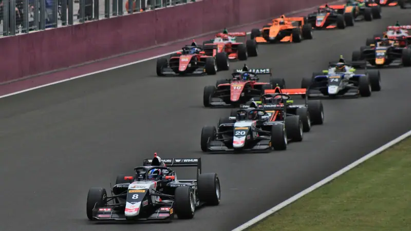 Formula 1 : Feld in Aktion auf der Strecke (2024)