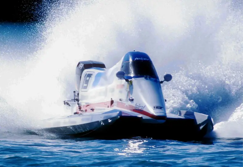 Formel-1-Rennboot auf dem Wasser