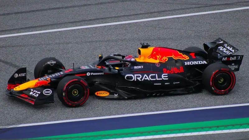 Red Bull F1 : Formelwagen in Aktion auf der Strecke (2025)