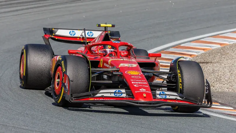 Formel-1-Ferrari auf einem Kerb in Zandvoort