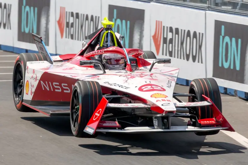 Formula E : single-seater in action on track (2024)