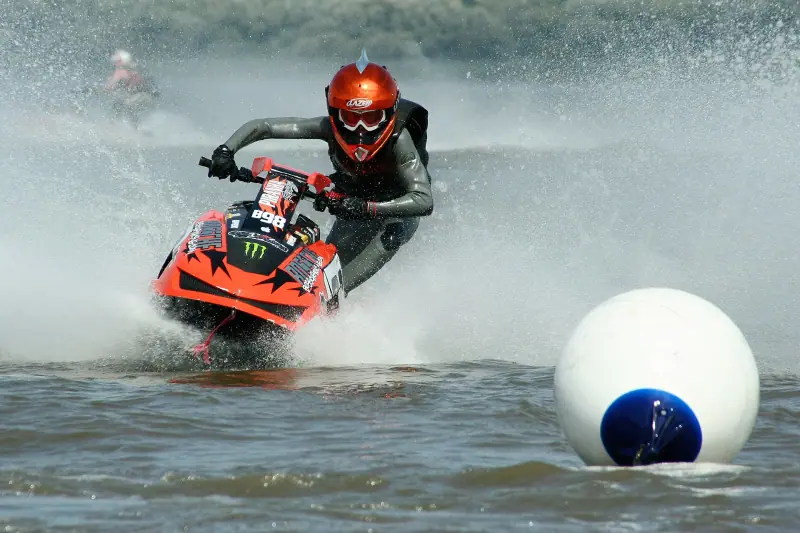 Jetski-Fahrer im Rennen um eine Boje bei einer deutschen Meisterschaft