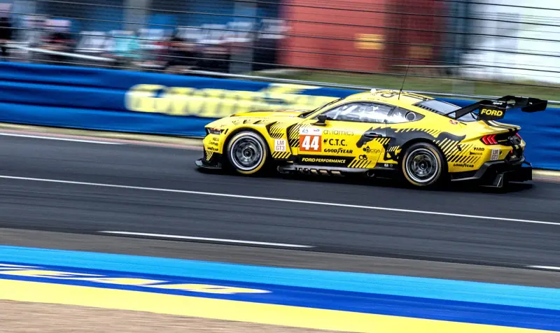 Voitures GT3 en piste lors des 24 Heures du Mans 2024