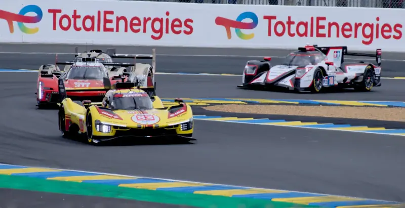 Ferrari 499P jaune, Cadillac et prototype LMP2 en course aux 24 Heures du Mans 2024