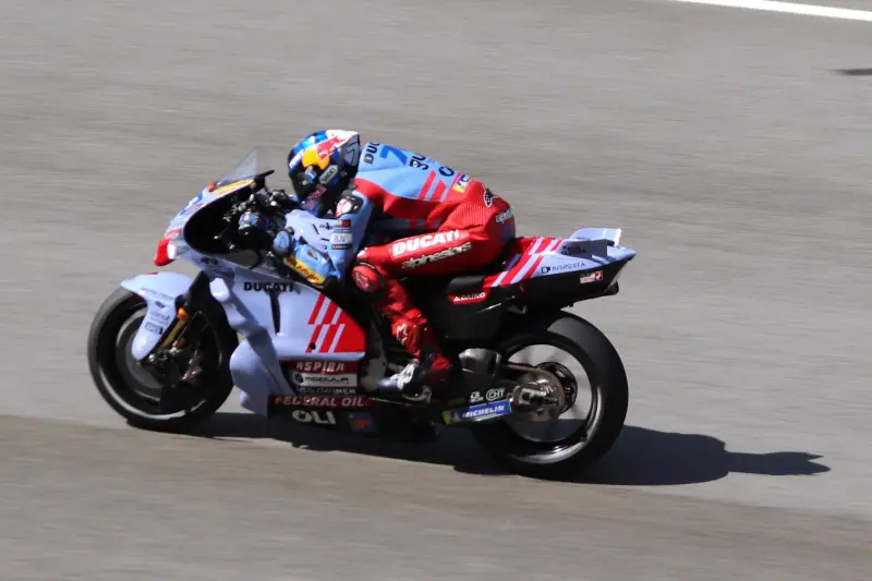 Ducati MotoGP : Motorrad in Aktion auf der Strecke (2024)