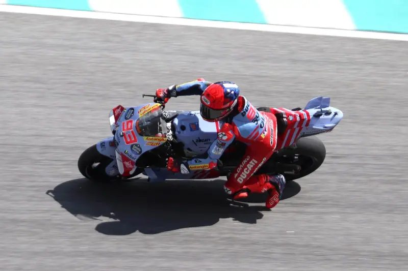 Pilote MotoGP en appui dans un virage à Sepang