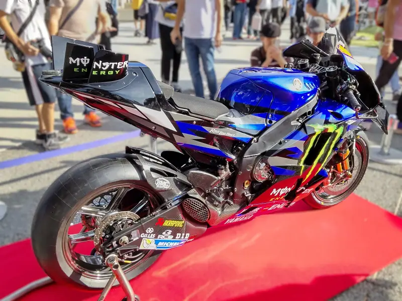 Yamaha YZR-M1 MotoGP : motor in actie op het circuit (2024)