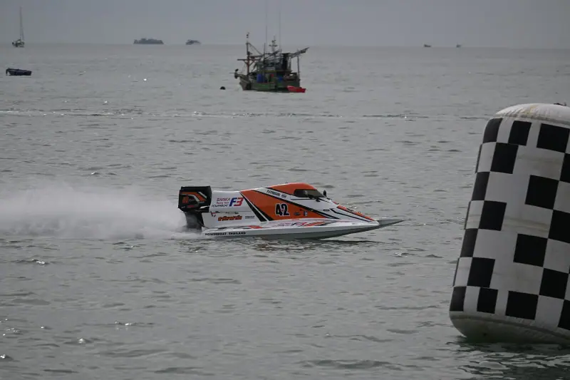 Offshore : boat racing on the water (2025)