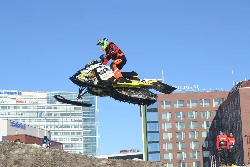 Snowcrosser in actie tijdens het wereldkampioenschap in Jyväskylä in 2016
