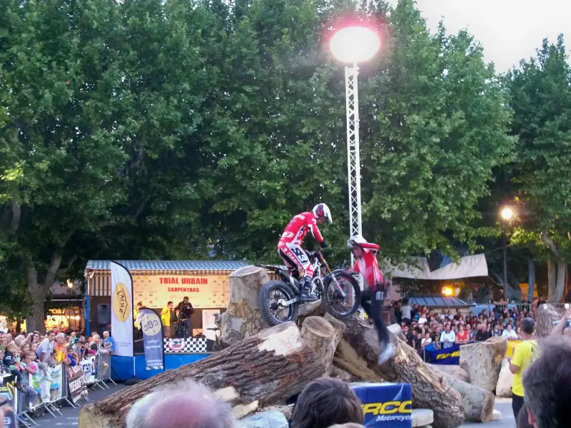 Pilote de moto trial sur un obstacle lors d'une compétition à Carpentras
