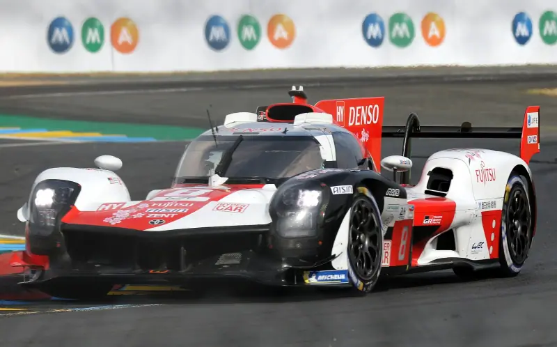 Toyota GR010 Hybrid: endurance prototype in action on track (2023)
