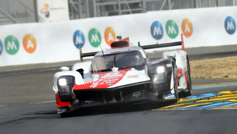 Toyota GR010 Hybrid : prototype d'endurance en action sur la piste (2023)