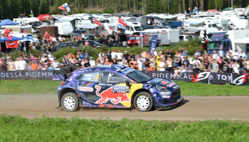 Ford Puma Rally1 : rallyauto op een rallyproef (2025)