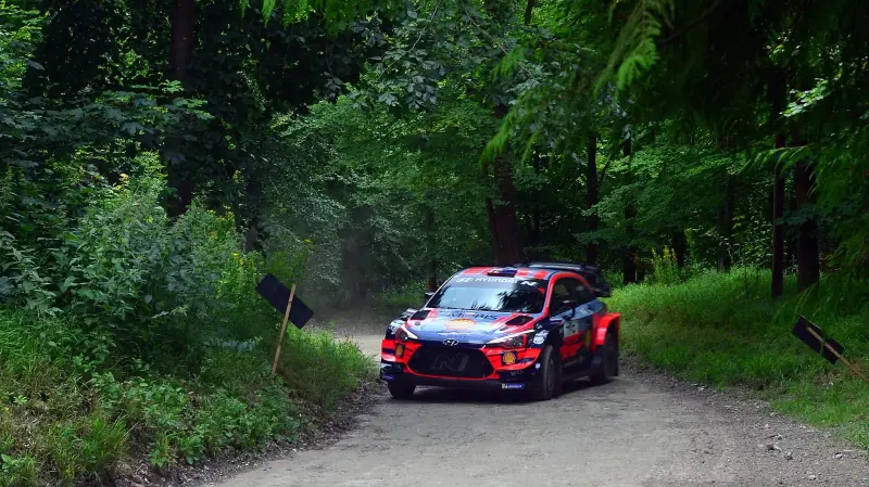 Hyundai i20 N Rally1 : Rallyeauto auf einer Wertungsprüfung (2024)