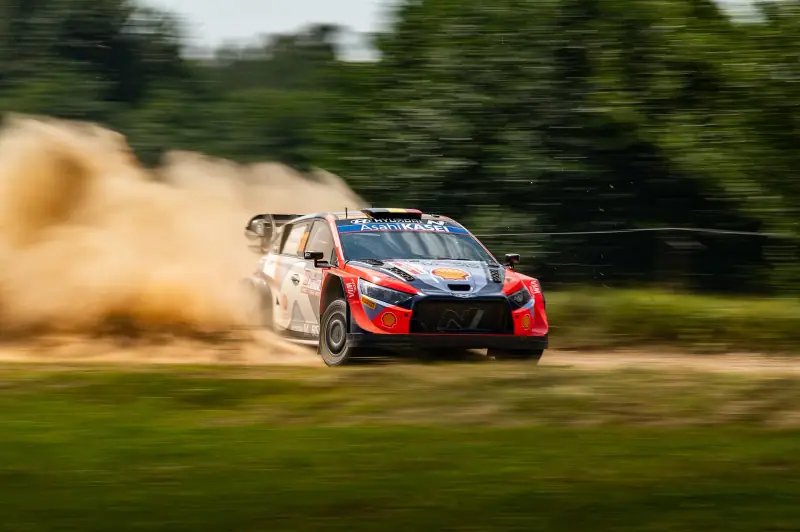 Rally1-wagen op een klassement tijdens de Rally van Polen 2024