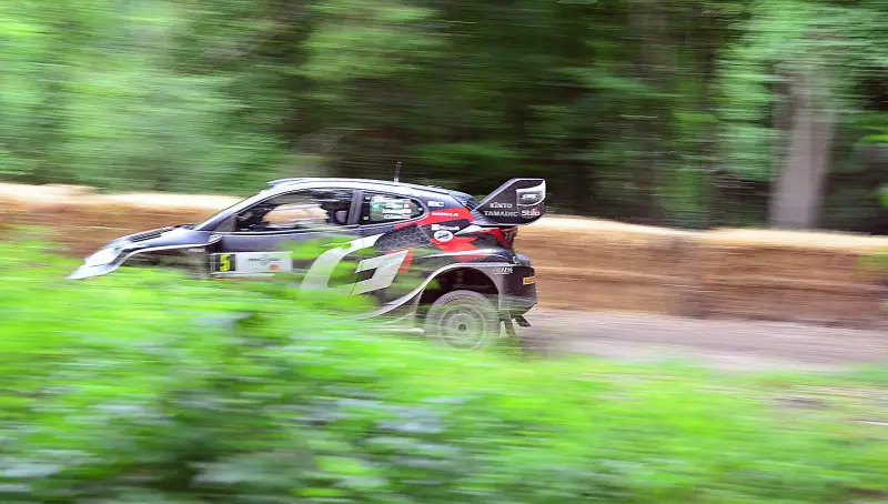 Toyota GR Yaris Rally1 : voiture de rallye en spéciale de rallye (2024)